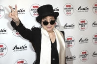ARCHIVO - Yoko Ono llega a la ceremonia de los premios NME 2016 en Londres, el 17 de febrero de 2016. (Foto por Joel Ryan/Invision/AP, Archivo)