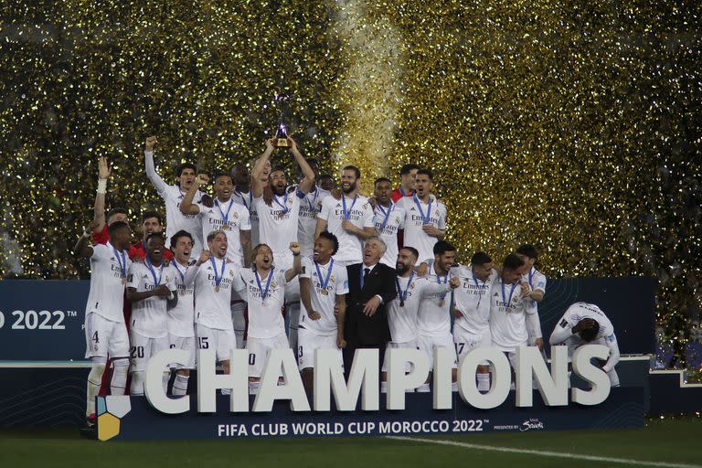 Karim Benzema, capitán de Real Madrid, levanta el trofeo de campeón del Mundial de Clubes en Marruecos, y tras vencer a Al-Hilal por 5-3