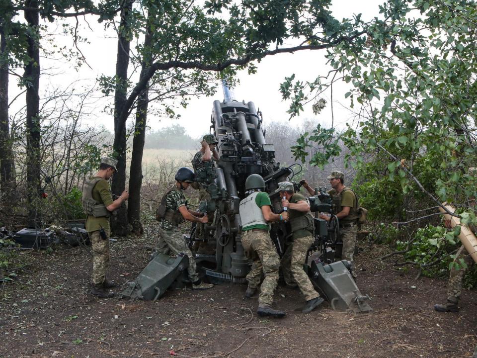 Ukraine troops fire M777 howitzer in Kharkiv