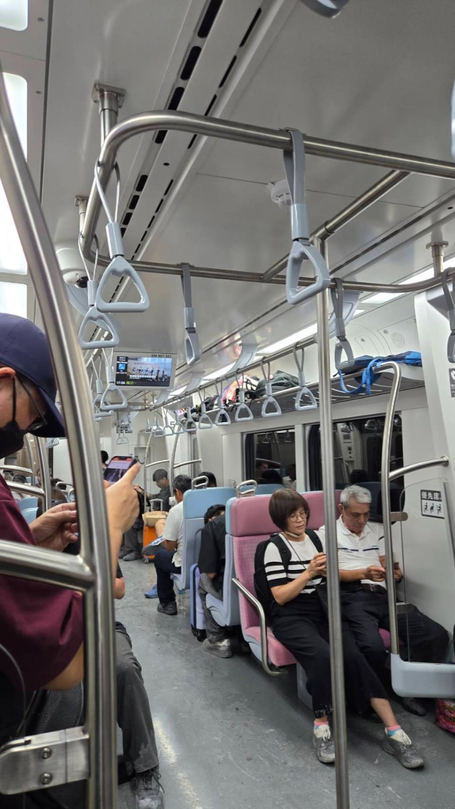 台鐵自強號第229次北上列車今（6/21）清水隧道受到土石流衝擊出軌，乘客下車步行搭接駁車。讀者提供