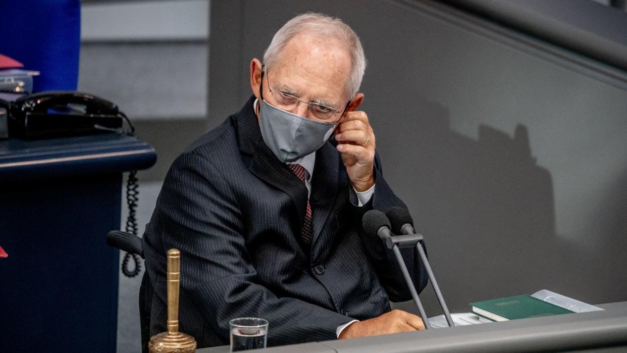 Wolfgang Schäuble (CDU), Bundestagspräsident, nimmt vor der Regierungsbefragung seine Maske ab.