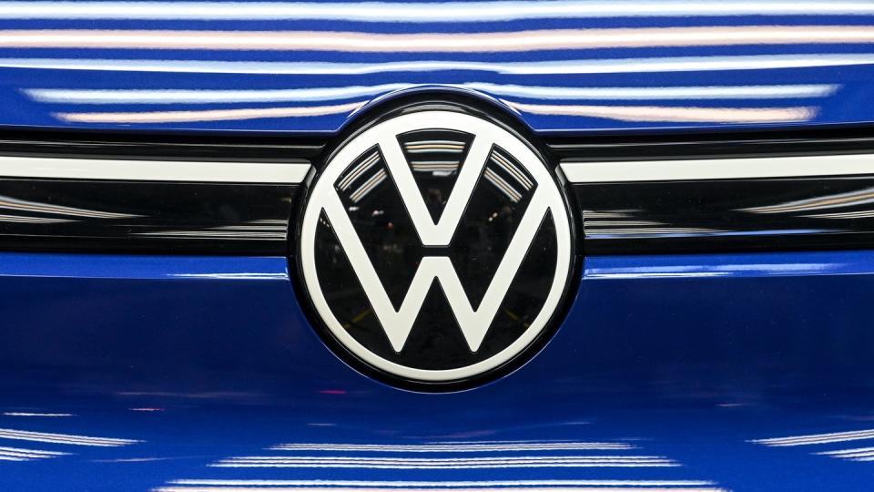 Der weltgrößte Autobauer Volkswagen schneidet nach dem Milliardenverlust im Frühjahr im dritten Quartal wieder deutlich besser ab.