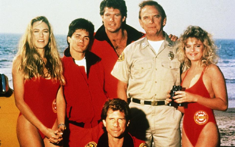 <p>1989 verrichteten die "Rettungsschwimmer von Malibu" erstmals im US-Fernsehen ihren Dienst: Während David Hasselhoff (Bild, Mitte) als Mitch Buchannon stets das Gesicht von "Baywatch" war, zogen zahlreiche weitere Darsteller und Darstellerinnen die legendäre rote Badekleidung an und bald wieder aus. Die Galerie zeigt, was die Stars der Serie heute machen ... (Bild: TVNOW / Betafilm)</p> 