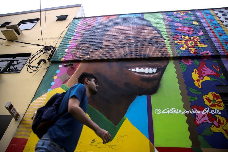 La gente llora la muerte de la leyenda del fútbol brasileño Pelé, en Sao Paulo