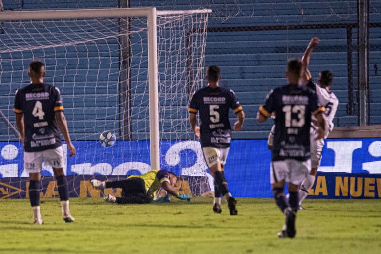 Gol de Cecchini para el Lobo, que ganó con holgura en cancha de Temperley