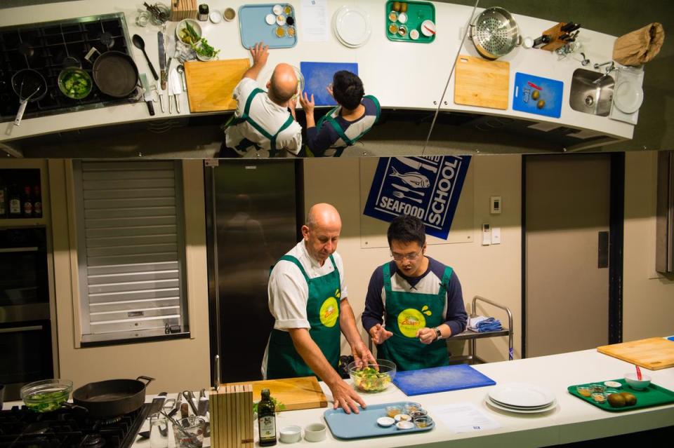 「奧克蘭海鮮學校」主廚Marco（左）不藏私，仔細傳授料理撇步。