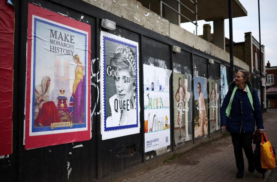 英王加冕前，倫敦南區街頭貼滿反君主制海報。路透社
