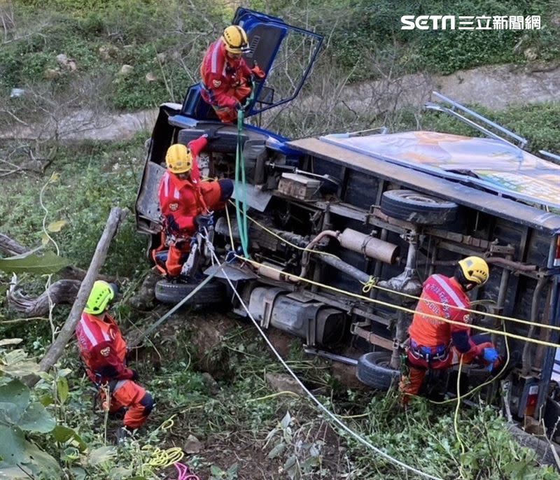 搜救人員到場協助駕駛脫困，隨後送醫治療。（圖／民眾提供）