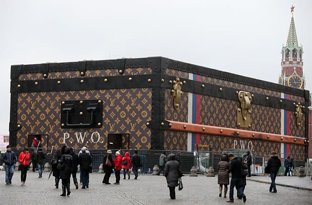 LV suitcase occupies Moscow's Red Square[2]
