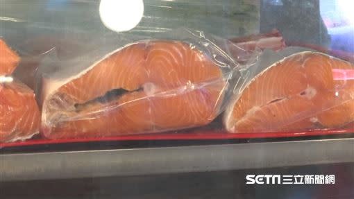 受到疫情影響，鮭魚近日價格大漲。（圖／記者王浩原攝影）