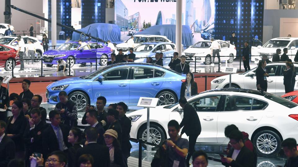 Blick in eine Ausstellungshalle der Automesse «Auto Shanghai». Foto: Kyodo