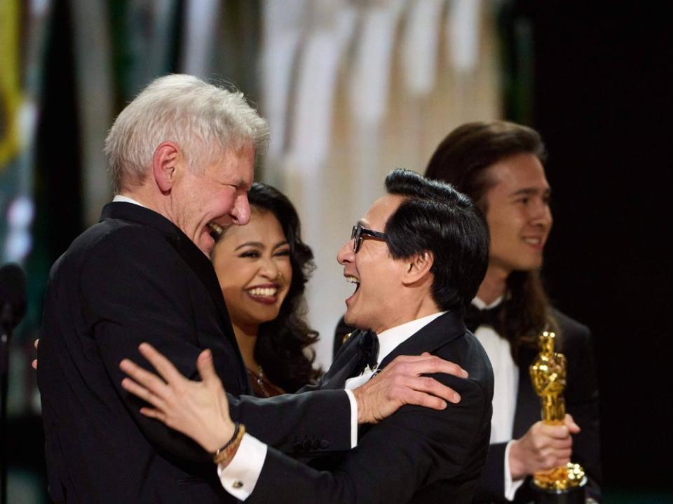 Harrison Ford (l.) und Ke Huy Quan freuen sich über ihr Wiedersehen. (Bild: imago/Picturelux)