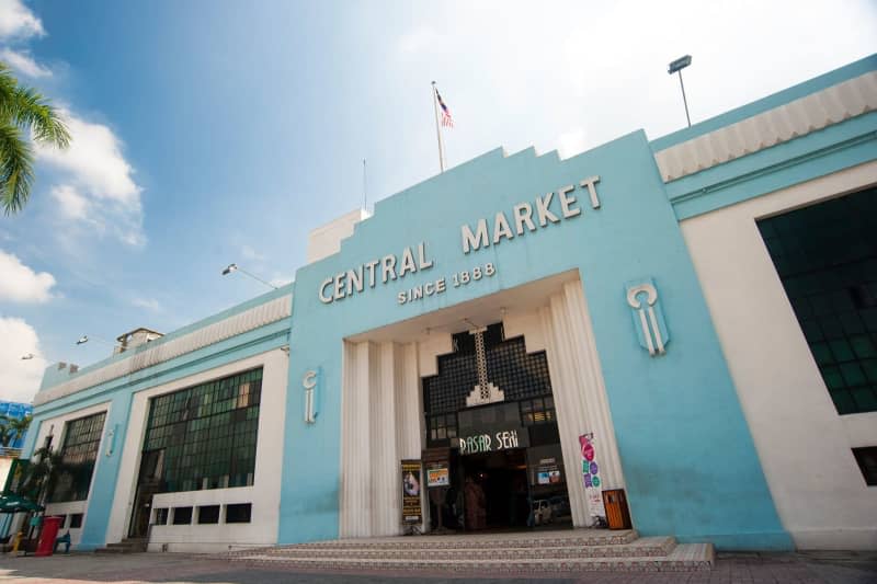 Kuala Lumpur's Central Market is a great place to shop for (more or less authentic) souvenirs. Ikramismail/Tourism Malaysia/dpa