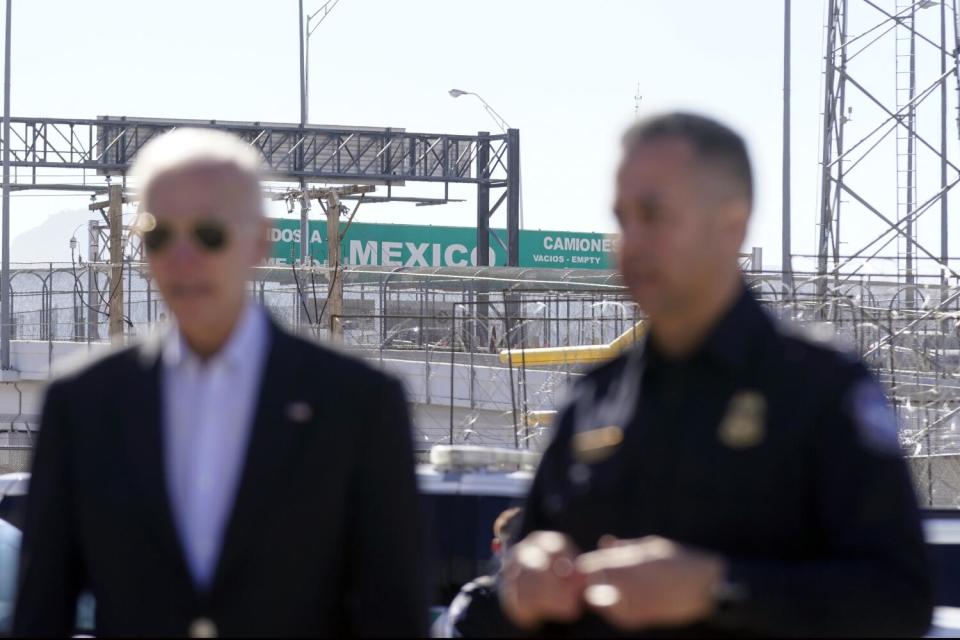 Un letrero grande de "Bienvenidos a México" sobre el Puente de las Américas