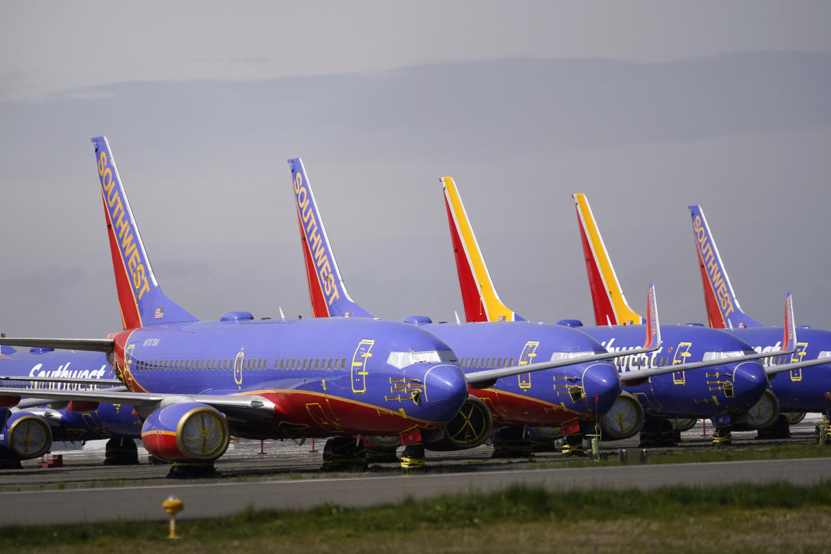ستحد شركة Southwest من التوظيف وتسقط 4 مطارات بعد الخسارة.  سجلت الخطوط الجوية الأمريكية خسارة في الربع الأول أيضًا