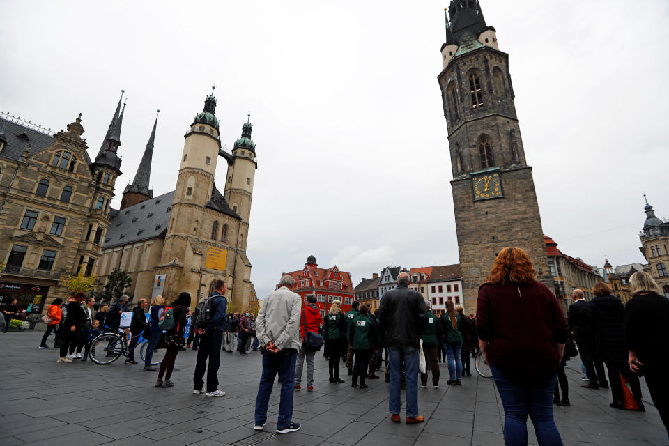 Stilles Gedenken auf dem Marktplatz von Halle (Bild: Reuters/Fabrizio Bensch)