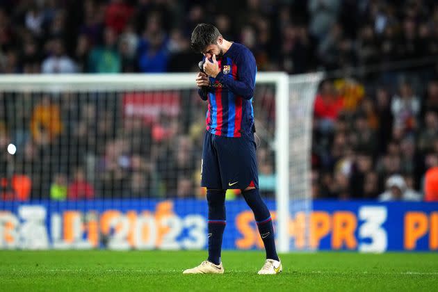 Gerard Piqué no puede contener las lágrimas en su despedida del Camp Nou. (Photo: Alex Caparros via Getty Images)