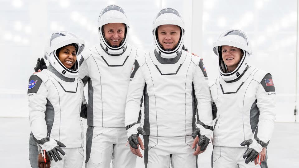 Die ursprüngliche Besatzung der NASA-Mission SpaceX Crew-9 zur Internationalen Raumstation – darunter (von links) Stephanie Wilson, Nick Hague, Aleksandr Gorbunov von Roscosmos und Zena Cardman – posieren in ihren Fluganzügen für ein Gruppenfoto während der Renovierung des neuen SpaceX-Raumschiffs Dragon-Anlage im Kennedy Space Center in Florida. Cardman und Wilson verloren ihre Plätze bei der Mission, um Platz für Suni Williams und Butch Wilmore zu schaffen. - SpaceX/NASA