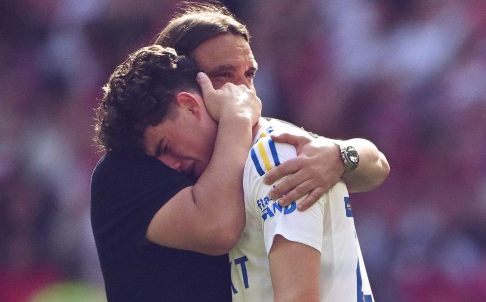 Daniel Farke, Manager of Leeds United, consoles Archie Gray of Leeds United