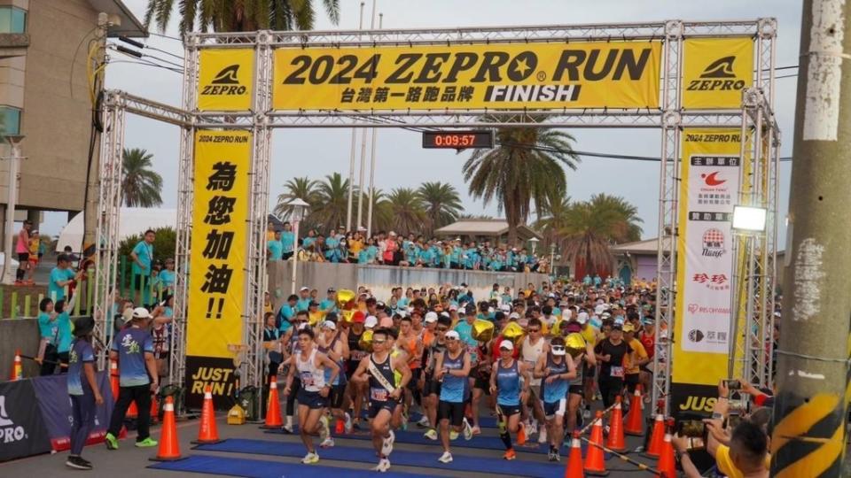 《圖說》「ZEPRO RUN全國半程馬拉松」3/31日清晨6點，全台近3000名跑友在屏東大鵬灣鳴笛起跑。（圖／ZEPRO RUN提供）