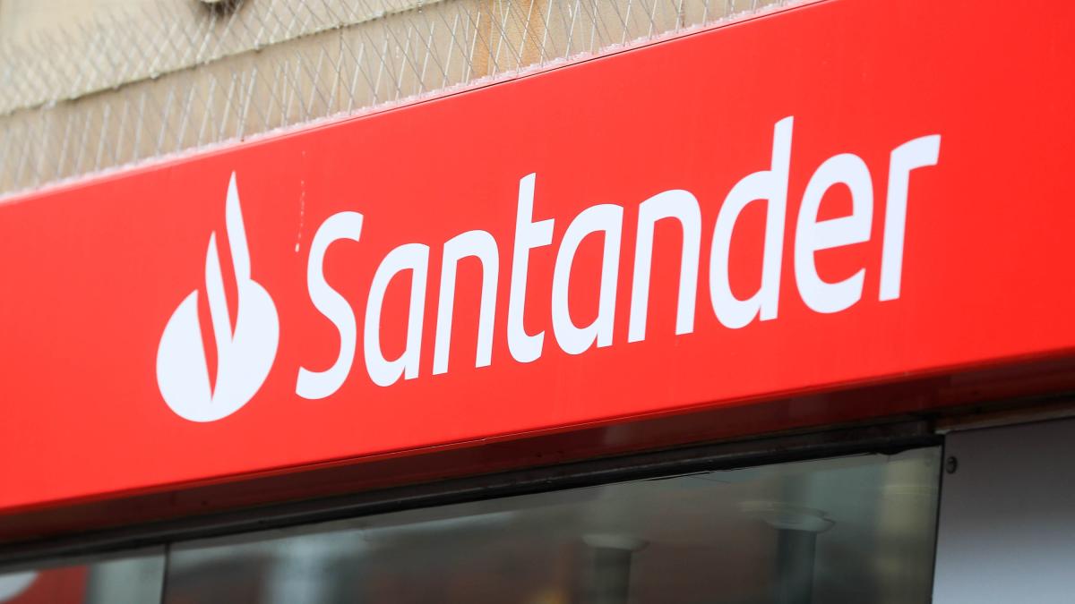 Santander reports 31% drop in profits but hopes for tailwind in the second half of the year