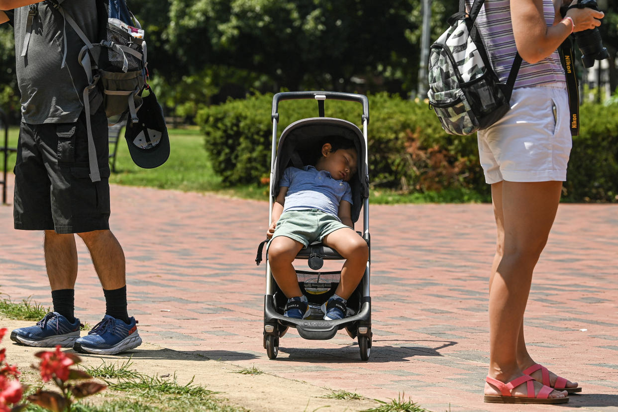 Un niño duerme en una carriola en Washington, el 24 de julio de 2022. (Kenny Holston/The New York Times).