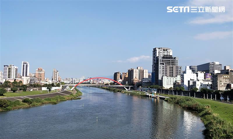 今明兩天全台各地好轉為多雲時晴，白天暖熱、早晚涼，山區午後有局部雷陣雨。（圖／記者邱榮吉攝影）