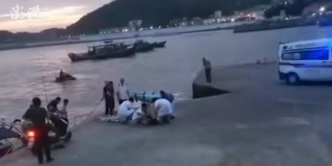 一對新人在海邊拍婚紗照時，慘遭巨浪捲走。（圖／翻攝自澎湃視頻）