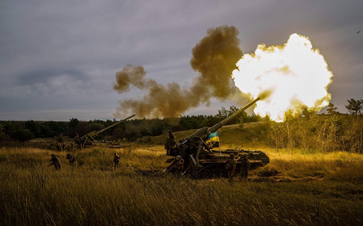 Ukrainian artillery unit fires with a 2S7-Pion near a Kharkiv frontline - IHOR THACHEV/AFP