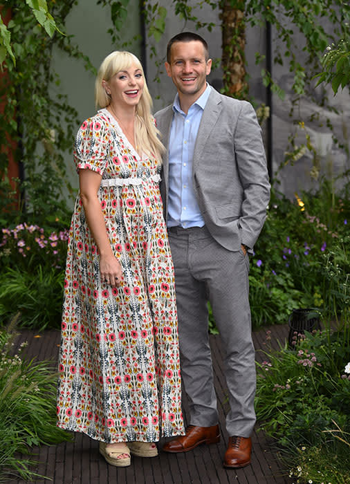 helen-george-jack-ashton-chelsea-flower-show-posing