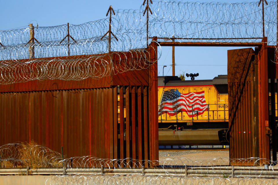 La bandera de Estados Unidos pintada en un vagón de tren se ve cerca del muro fronterizo, en la frontera entre Estados Unidos y México, vista desde Ciudad Juárez, México, 16 de febrero de 2023. REUTERS/José Luis González