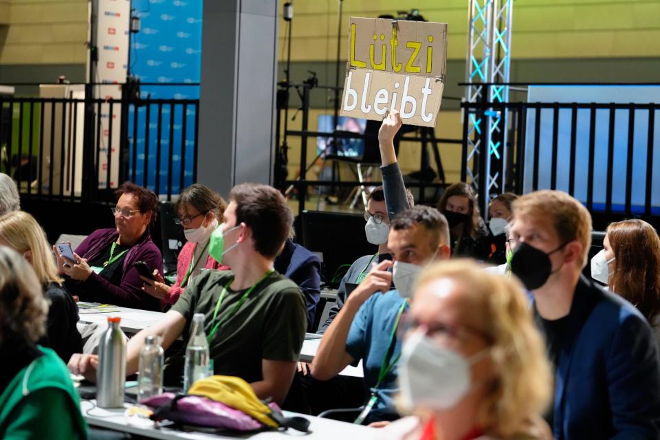 Auf dem Parteitag der Grünen Mitte Oktober 2022 in Bonn hält ein Delegierter ein Schild mit der Aufschrift „Luetzi bleibt“. Es wird über den Abbau der Braunkohle abgestimmt. - Copyright: picture alliance /Jens Krick, Flashpic