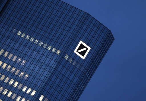 Die Deutsche Bank hat ihren beiden neuen Konzernchefs im vergangenen hohe Millionengehälter gezahlt. Der Aufsichtsrat gewährte Jürgen Fitschen und Anshu Jain für 2012 Vergütungen von jeweils rund 4,88 Millionen Euro, wie aus dem in Frankfurt am Main veröffentlichten Geschäftsbericht der Deutschen Bank hervorgeht