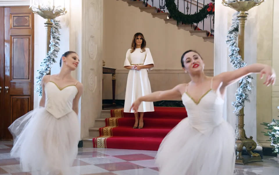 First Lady Melania Trump im Jahr 2017, während sie bei der Enthüllung der Weihnachtsdekoration Balletttänzerinnen zusieht. (Getty Images)