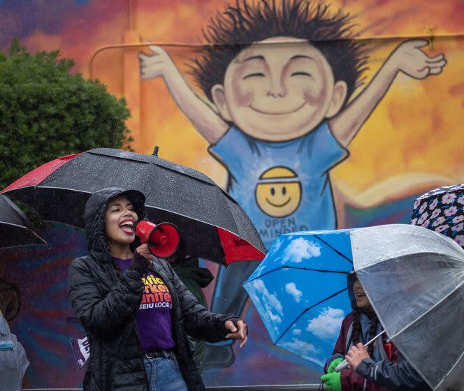 Los Angeles, CA - March 21: LAUSD employees and students strike in the rain in front of Farmdale Elementary School in El Sereno Tuesday, March 21, 2023. The massive three-day strike begins, with LAUSD teachers, bus drivers, custodians and other workers shutting down Los Angeles public schools. (Allen J. Schaben / Los Angeles Times)