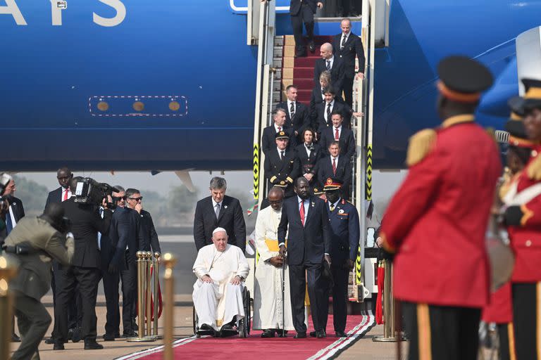 El presidente de Sudán del Sur, Salva Kiir (2º dcha. en la alfombra roja), camina junto al papa Francisco (2º izda. en la alfombra roja) a su llegada al aeropuerto internacional de Juba (Sudán del Sur) el 3 de febrero de 2023