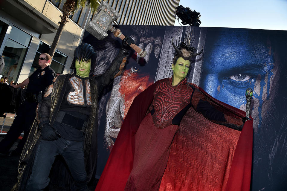 <p>Jamie Lee Curtis mit ihrem Sohn Tom Guest bei der Premiere von Universal Pictures‘ „Warcraft – The Beginning“ im TCK Chinese Theatre IMAX am 6. Juni 2016 in Hollywood, Kalifornien. (Bild von Mike Windle/Getty Images) </p>