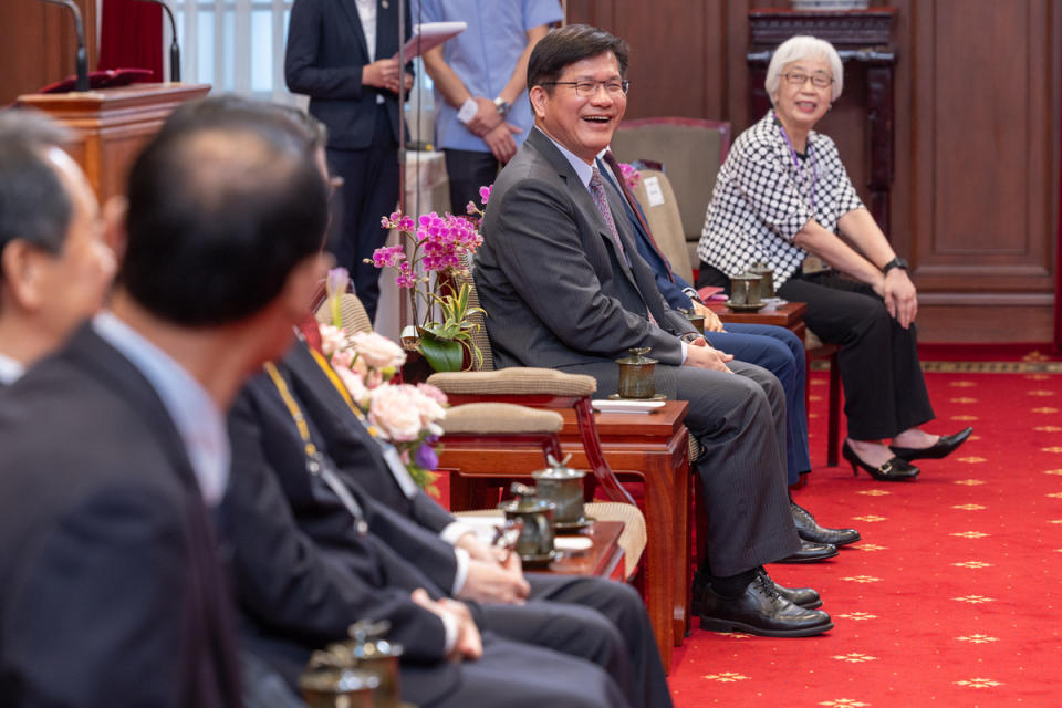  林佳龍陪同蔡英文接見「2023第十九屆國際傑出發明家獎」得獎人。 圖：總統府提供 