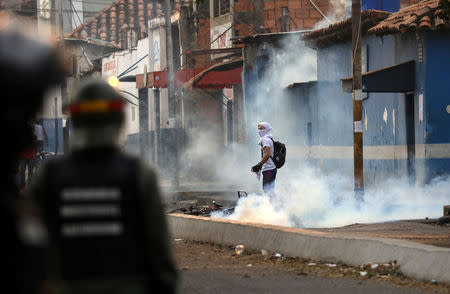 Foto del sábado de activistas venezolanos chocando contra las fuerzas de seguridad en la localidad de Ureña. Feb 23, 2019. REUTERS/Andres Martinez Casares