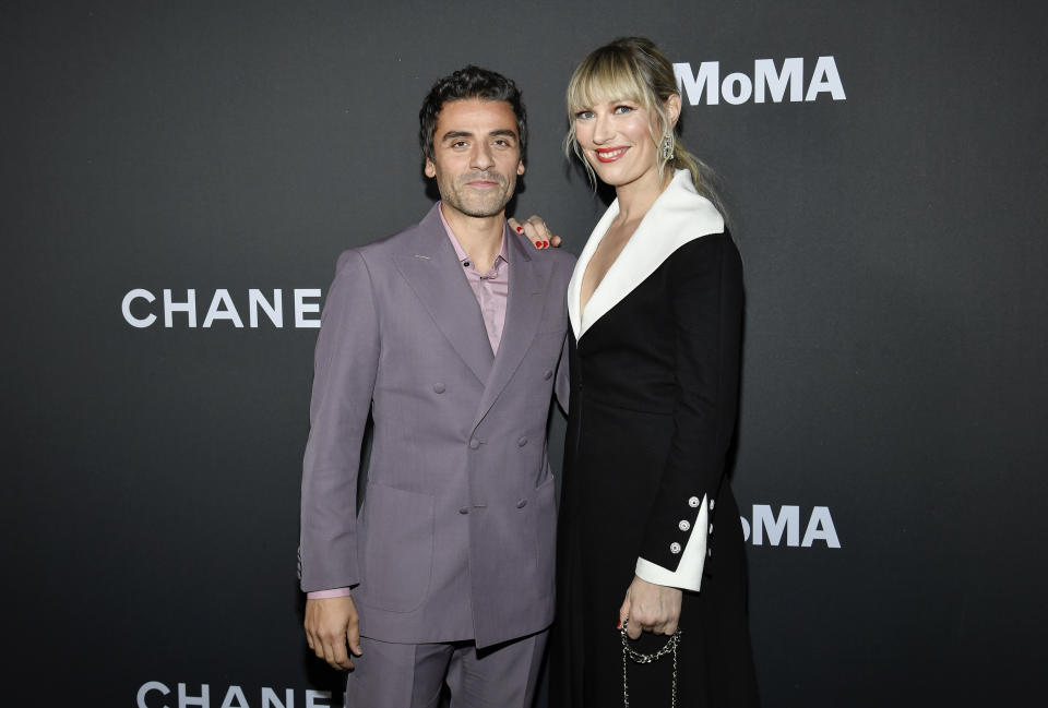 Oscar Isaac, izquierda, y su esposa Elvira Lind llegan a la Gala Benéfica Cinematográfica 2022 del Museo de Arte Moderno de Nueva York, presentada por Chanel, en el MoMA el 8 de diciembre de 2022 en Nueva York. (Foto Evan Agostini/Invision/AP)