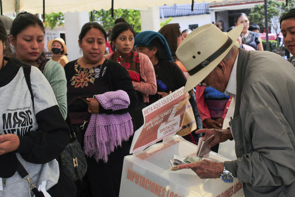 Un votante emite su voto para el Congreso durante las elecciones generales en San Juan Chamula, México, el domingo 2 de junio de 2024. (AP Foto/Luis Etzin)