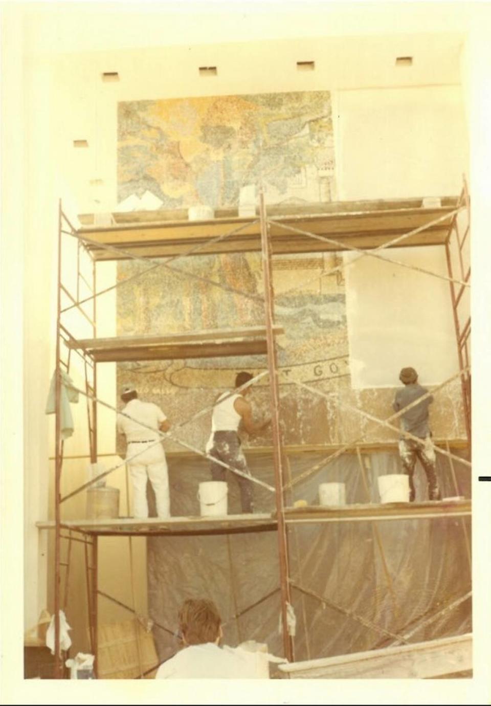 Foto de archivo que muestra la creación de los murales de Enzo Gallo en Miami Beach. La obra se completó en 1971 y se expuso en el antiguo edificio de American Savings and Loan, en la esquina de las calles Lincoln y Alton.