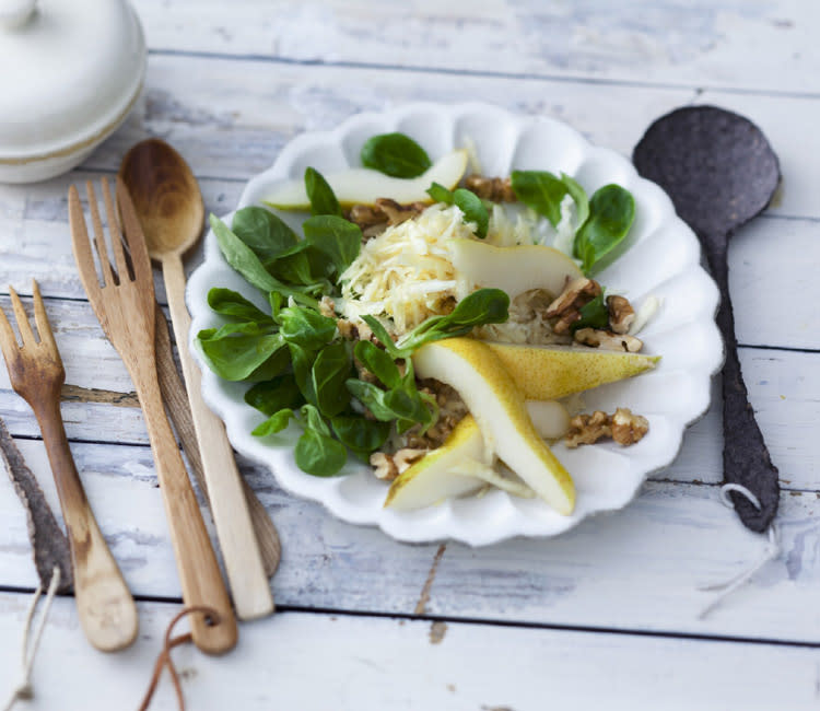 Ensalada de canónigos, pera y chirivía