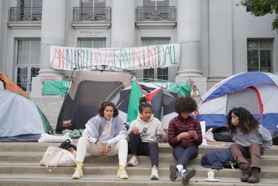 柏克萊加大23日爆發抗議。一批支持巴勒斯坦的學生在校內搭建帳篷，準備長期抗爭。（記者劉先進／攝影）