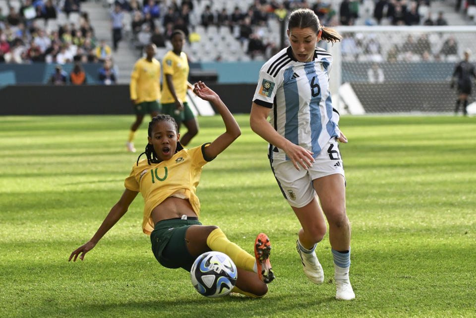 South Africa&#39;s Linda Motlhalo, left, and Argentina&#39;s Aldana Cometti compete for the ball during the Women&#39;s World Cup Group G soccer match between Argentina and South Africa in Dunedin, New Zealand, Friday, July 28, 2023. (AP Photo/Andrew Cornaga)