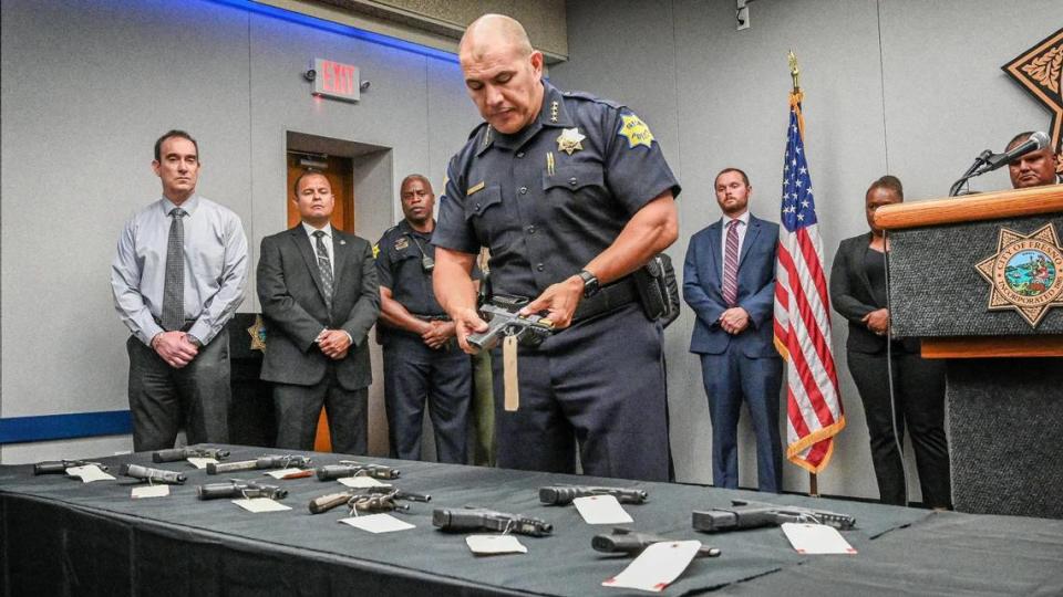 El jefe de Policía de Fresno, Paco Balderrama, sostiene una pistola fantasma confiscada como parte de la reciente Operación Vecindarios Seguros de varias agencias, durante una conferencia de prensa con los medios en el Departamento de Policía de Fresno, el martes 24 de mayo de 2022.