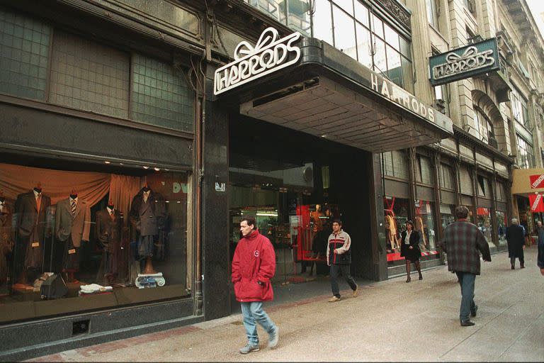 Cada tres o cuatro años surge la versión de una reapertura de la histórica tienda de Harrod’s sobre la calle Florida. Y más allá de los rumores y las historias que se llegan a publicar en los portales, el emblemático edificio de la calle Florida continúa cerrado.