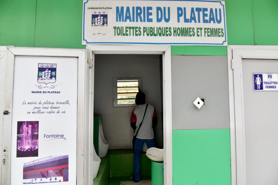 <p>A public toilet in the Plateau business district of Abidjan, Ivory Coast. (Photo: Issouf Sanogo/AFP/Getty Images) </p>