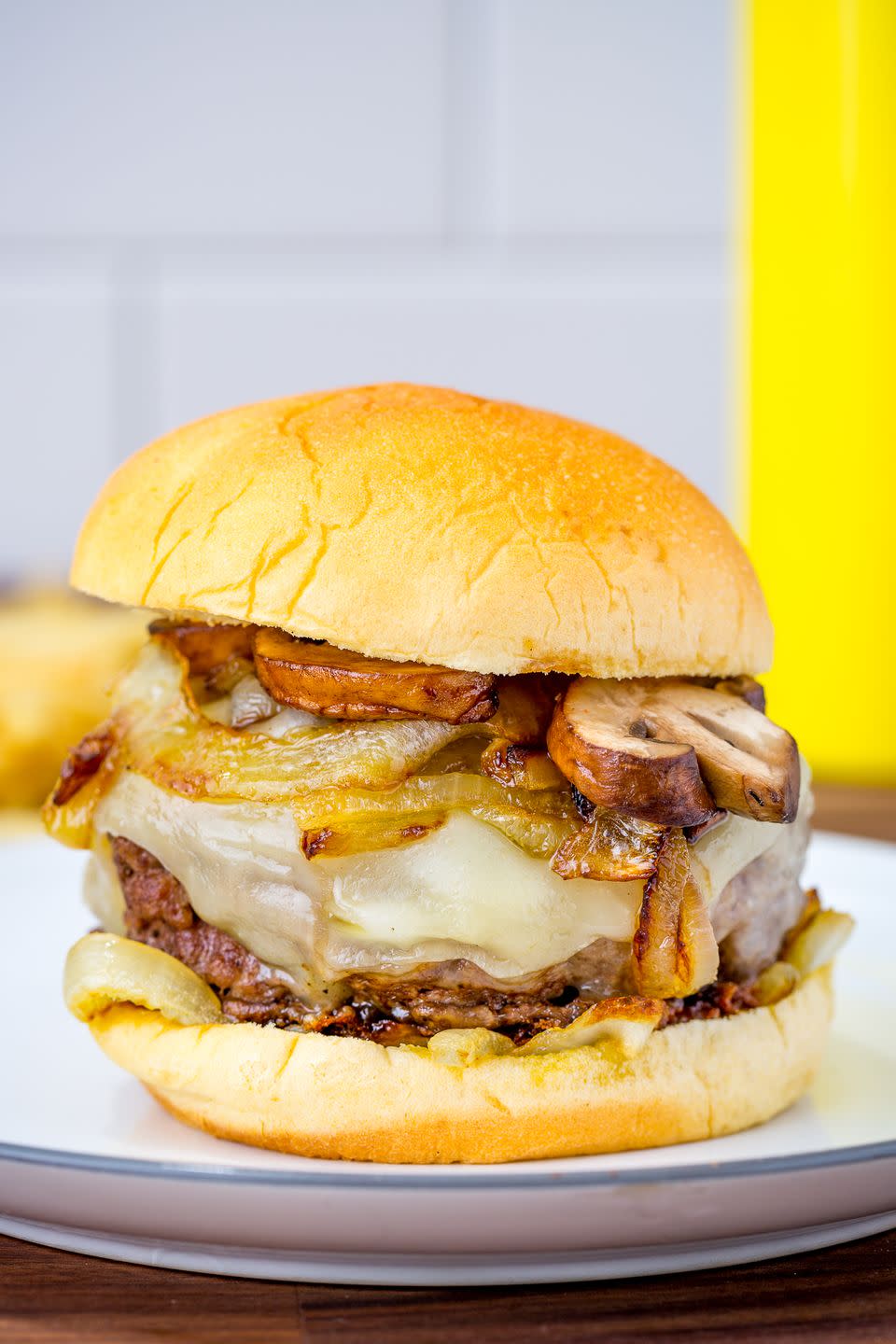 <p>All that caramelized flavor, no spoons required.</p><p>Get the recipe from <a href="https://www.delish.com/cooking/recipe-ideas/recipes/a47646/french-onion-soup-burger-recipe/" rel="nofollow noopener" target="_blank" data-ylk="slk:Delish;elm:context_link;itc:0;sec:content-canvas" class="link ">Delish</a>.</p>