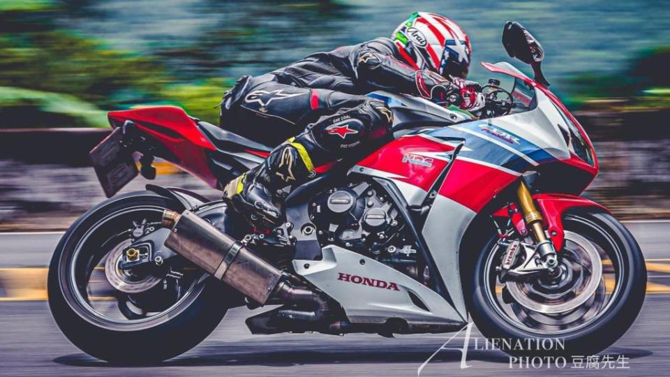 黃鐙輝本人對於騎重機也相當熱愛，不時會騎著愛車Honda CBR1000RR到處兜風或甚至下賽道，所以還會分享朋友幫他拍攝的帥氣追焦照。(圖片來源/ 黃鐙輝臉書)